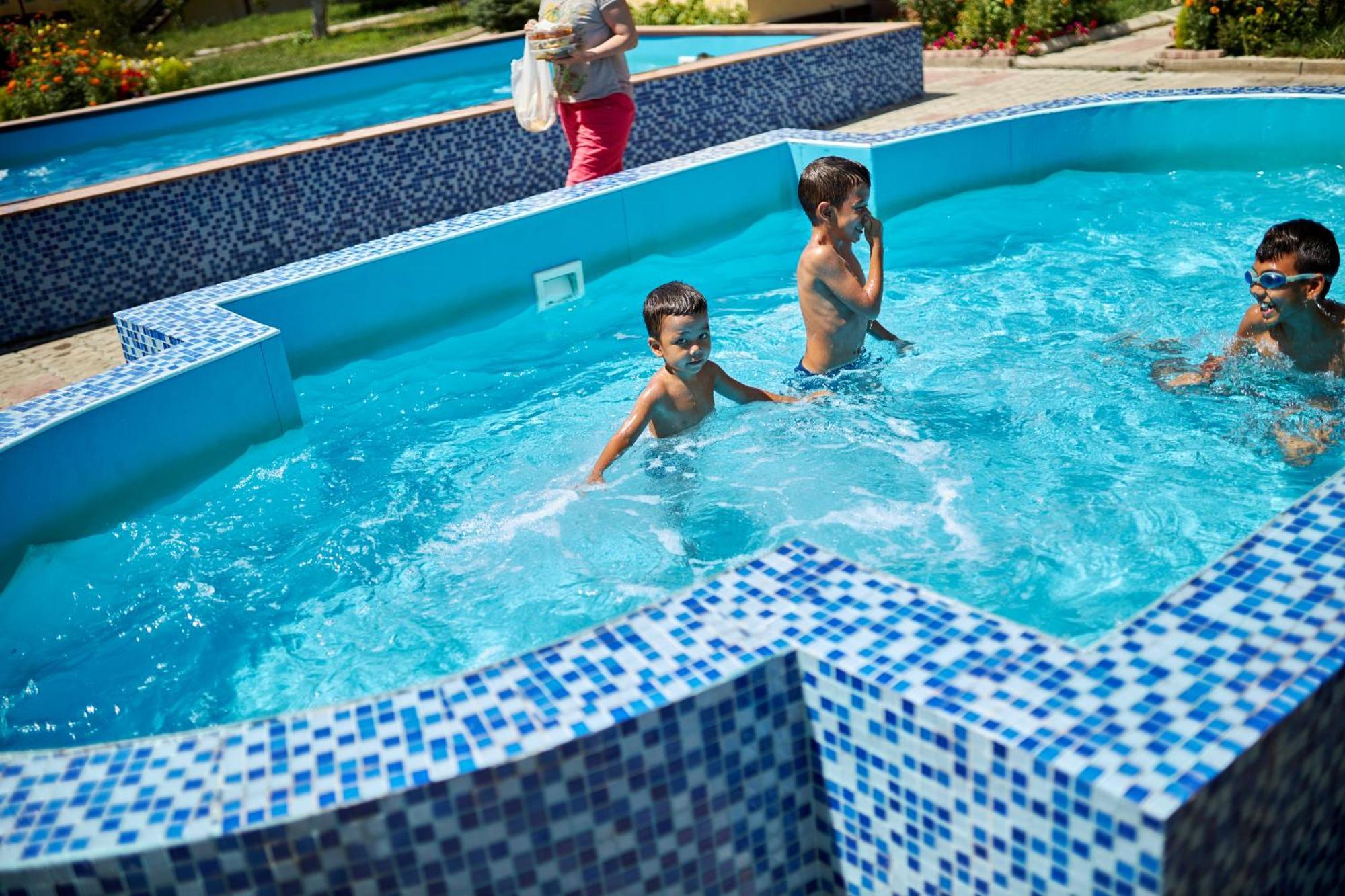 Malibu Guest House Kapchagay Ngoại thất bức ảnh